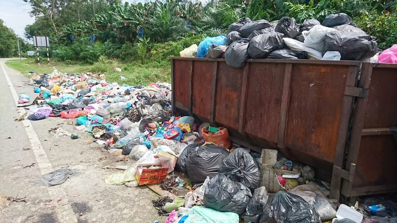 sampah tidak dikutip