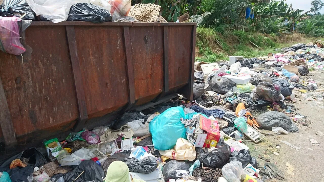 sampah tidak dikutip