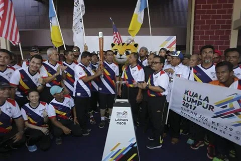 penyerahan obor perak