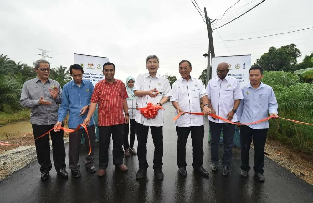 Jalan Raya Getah Di Teluk Intan Adalah Yang Pertama Di Malaysia