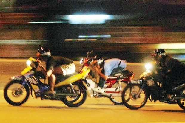 Pemandu Ambulan Dibelasah Mat Rempit Di Taiping