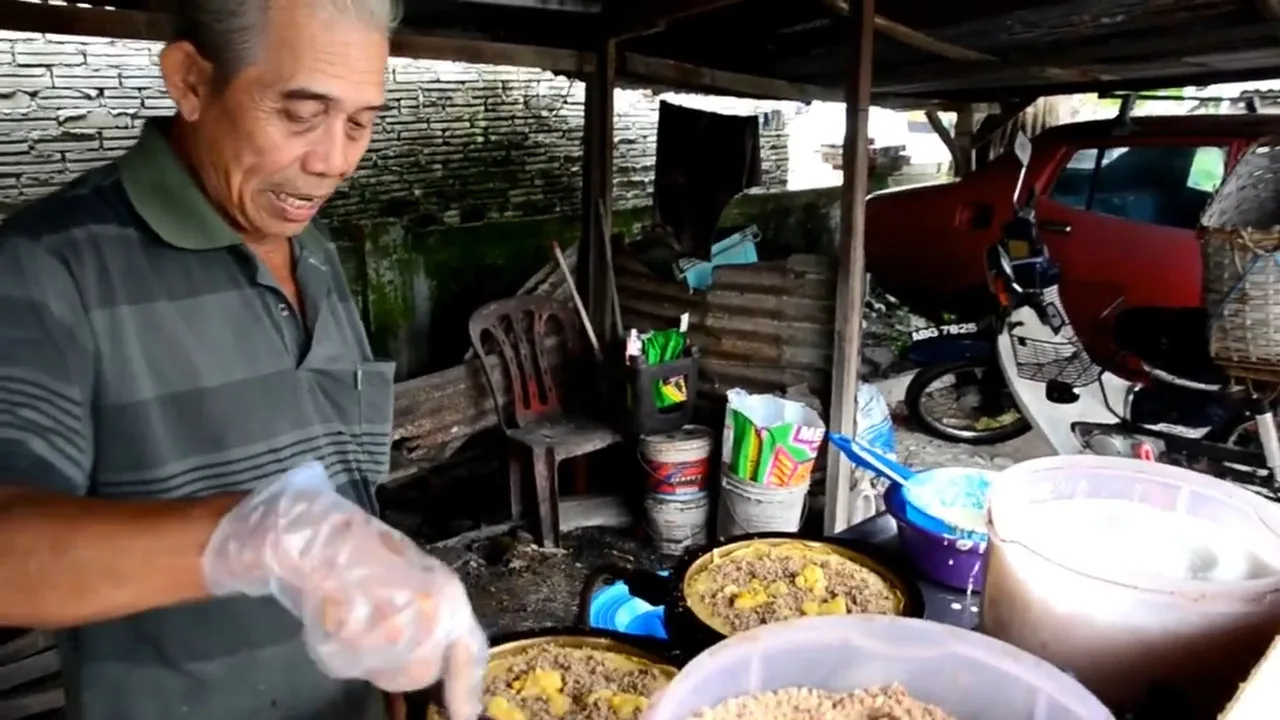 Apam Balik Benci Tapi Rindu, Kampung Manjoi