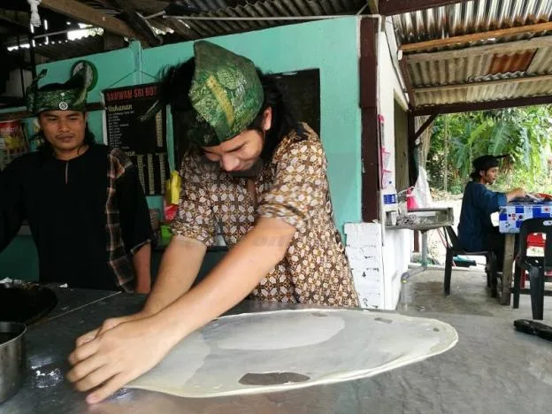 Qawwam Sri Bota, Warung Pahlawan Di Bota Kiri