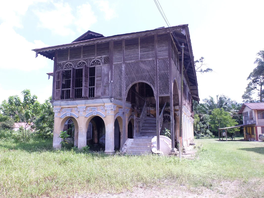 Rumah Agam Lama Tanpa Paku Di Beruas