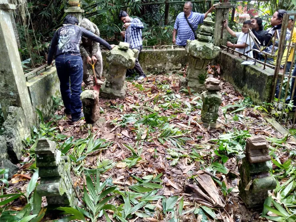 The Tomb of the Aceh Admiral in Kampung Pulau, Lambor Kiri