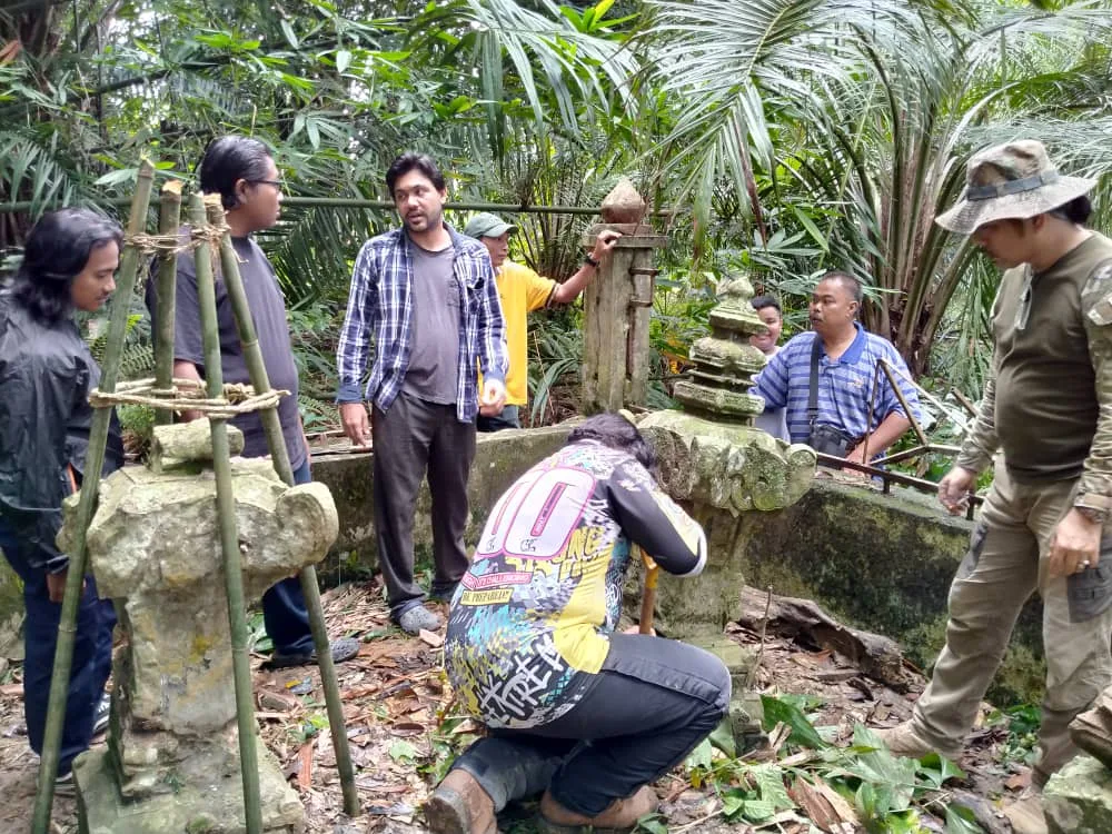 The Tomb of the Aceh Admiral in Kampung Pulau, Lambor Kiri