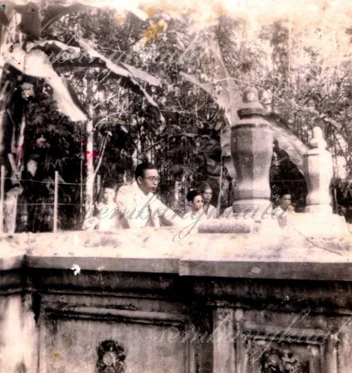The late Sultan Idris II visiting the tomb of the late Sultan Ali in 1950