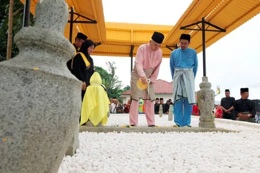 Sultan Nazrin visiting the tomb of the late Sultan Ali