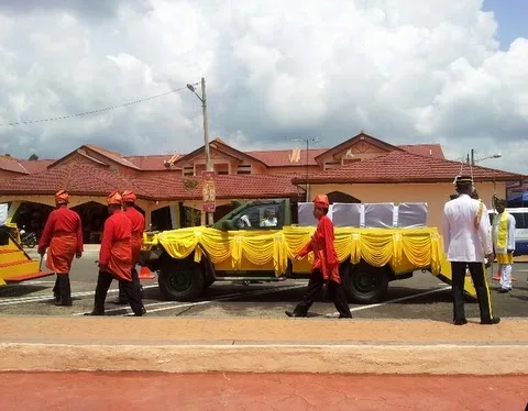 Geluk, 16 Gold and Silver Vessels in the Perak Sultanate