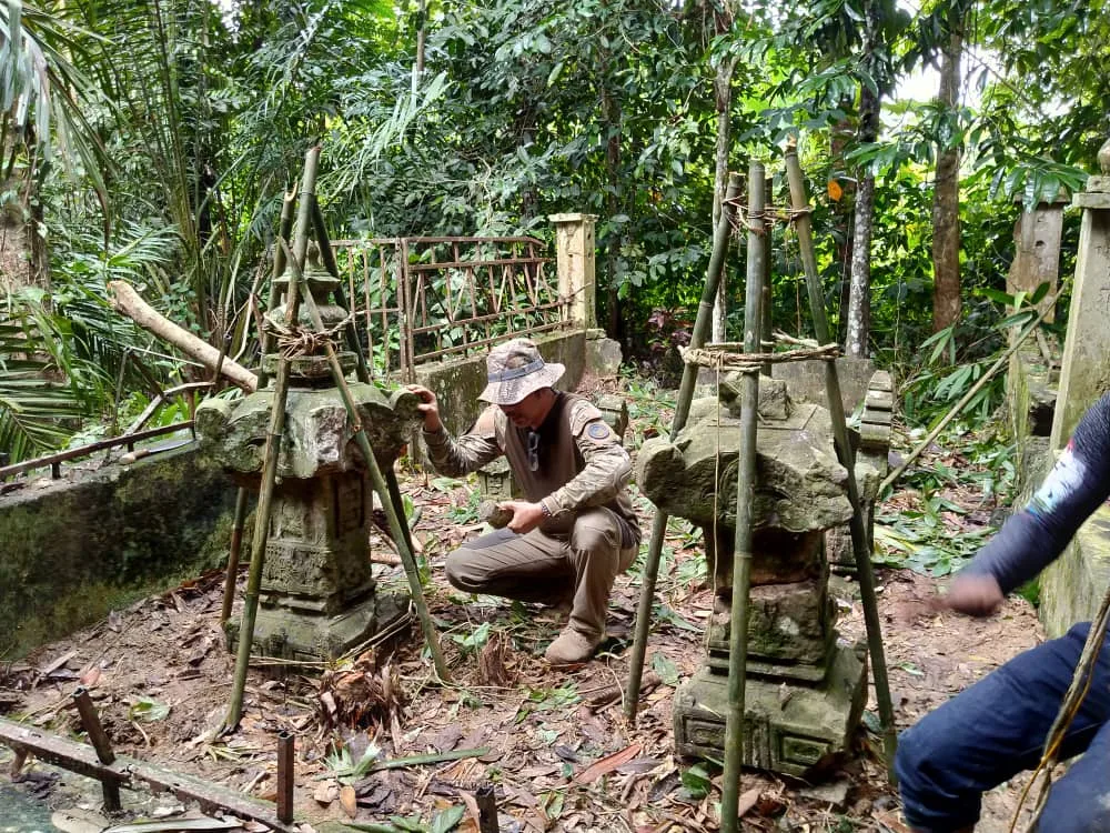 The Tomb of the Aceh Admiral in Kampung Pulau, Lambor Kiri