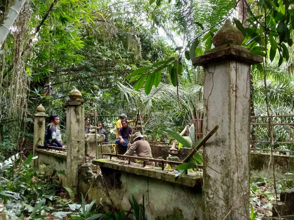 The Tomb of the Aceh Admiral in Kampung Pulau, Lambor Kiri