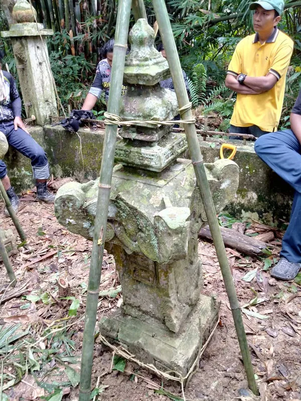 The Tomb of the Aceh Admiral in Kampung Pulau, Lambor Kiri