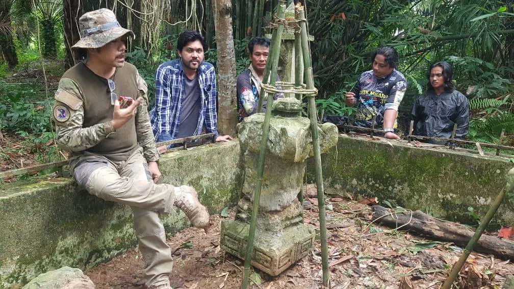 The Tomb of the Aceh Admiral in Kampung Pulau, Lambor Kiri